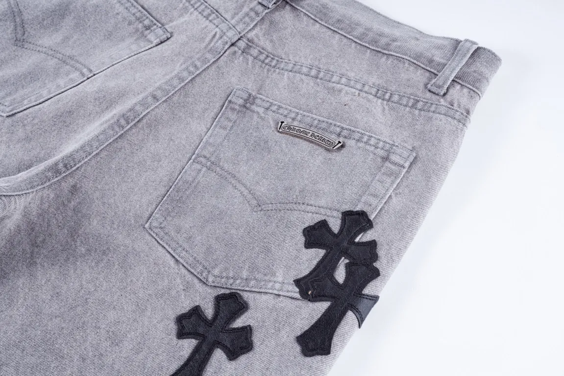 P210 Top version (grey pants, black leather) Top version Chrome Hearts jeans with leather jeans. As we all know, chromehearts jeans use vintage Levis jeans as the base for creation. They usually add their own unique silver buckles and silver ornaments, plus leather embellishments. This is what doubles the value of these vintage jeans, because the base is Vintage jeans, the jeans themselves have become very soft and comfortable after years of baptism, which can be distinguished from ordinary jeans. Regarding the size, you should also refer to the pants data. Style number: 1607# Color: gray pants and black leather Size: 28 30 32 34 28 Waist 86 Hips 100 Pants length 102 30 Waist 90 Hips 104 Pants length 104 32 Waist 94 Hips 108, pants length 106 34, waist 98, hips 112, pants length 110